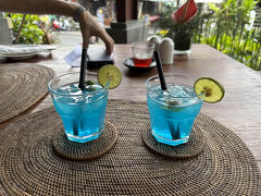 ウブドのアヌマナホテルに到着。
１１時ごろだったので、まだチェックインはできません。
ホテルのレストランで、ウエルカムドリンクを飲んで、しばらく休みます。