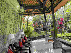 ２０分ほどで、ピタマハに到着。
午前中だからか、それほど渋滞はひどくありませんでした。

ピタマハのカフェの手間に、似たようなカフェのタマンデダリもあるので、間違えないように注意。
駐車場で、聞かれるようなので、入口で、「デワタラウンジ」ときちんと名乗ったほうがいいようです。

１１時ちょっと前についたのですが、まだ入れないということで、少し待っていました。

素敵なベンチがたくさんあって、居心地が良いです。
１１時少し前に、「ドリンクのみです」というと、入れてくれました。
ドリンクのみだと、１１時前でも、入れるようです。