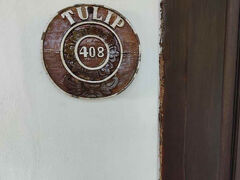 アフタヌーンティーの後は、サヌールに移動します。
お腹いっぱいになったため、車の中では、昼寝してしまいました。
約1時間ほどで、サヌールに到着。

ホテルはタムカミホテル。
今回、一番長く滞在するホテルです。
アイコンバリに近く、ビーチまでも、アイコンを通れば、10分ほどで行けます。
それでいて、通りからちょっと奥に入ったところにあるので、とても静かでした。
