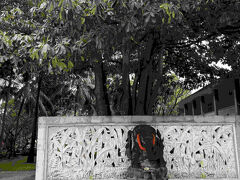 このカフェは、実は、セガラビレッジホテルにつながっているカフェなんですね。
セガラビレッジというホテルの敷地を、少し歩きます。
ビーチ沿いには、いくつかホテルがありますが、ホテルから直接ビーチに行けるホテルは、意外と少ないです。
セガラビレッジは、その中でも、直接ビーチに行けるホテル。
