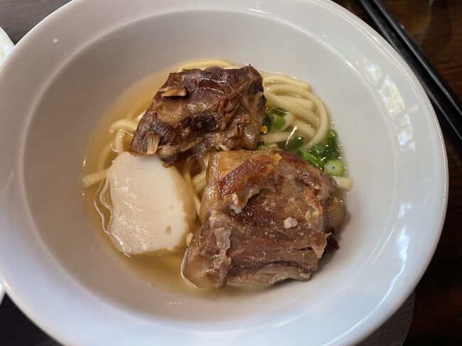 沖縄そばにお肉をトッピング。めちゃうま。