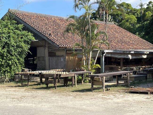 沖縄の焼き物の工房が集まっている、焼き物の集落のようです