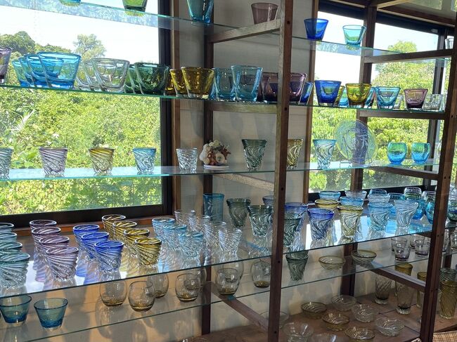 きれいなガラス製品がいっぱい。