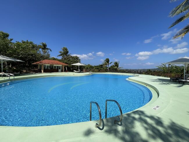 ホテルに戻ってプールへ行きました。20分ほど泳いで休憩。12時から13時まではプールに入れない時間でした。<br />13時までプールの長椅子でのんびり。風がそよそよと気持ちいいので僕ちゃんは長椅子でお昼寝タイム。<br />そのあとたっぷりプールで遊びました