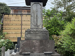 東京メトロの西船橋駅で東京フリー切符1日券を購入しました。
JR線（東京23区内）、東京メトロ全線、都営地下鉄全線、日暮里・舎人ライナー、東京さくらトラム（都電荒川線）﻿、都営バスが1日乗り放題で1,600円です。
東京メトロで飯田橋へ。南北線に乗り換えて西ヶ原駅下車。駒込の勝林寺に向かいます。
勝林寺には田沼意次と意知(おきとも)のお墓があります。
染井霊園と同じ敷地にあるのかと思っていましたが、勝林寺の山門をくぐらなくては行けませんでした。
田沼意次は第9代将軍徳川家重と第10代家治の治世下で側用人と老中を兼任して幕政を主導していました。
賄賂政治を行った老中として有名ですが、近年の研究では貨幣経済の礎を築いた人物としてその経済観念に優れた政治手腕が高く評価されています。
大河ドラマの蔦重では渡辺謙さんが演じています。