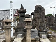 遠山景元のお墓です。蔦重の時代からは少し後になります。遠山景元が晩年に住んでいた江東区の屋敷は長谷川平蔵が住んでいた屋敷跡地だそうです。
北町奉行であった遠山景元は庶民に同情的な吟味をしたといわれています。天保の改革で過酷な取締政治を主導する老中・水野忠邦、南町奉行の鳥居耀蔵と対立して奉行を外されました。しかし、水野忠邦らの失脚後に南町奉行として復帰しています。