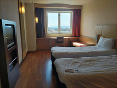 　昨日、スーパーで買ったパンやヨーグルトなどを部屋で食べて、イビスブラガをチェックアウトしました。