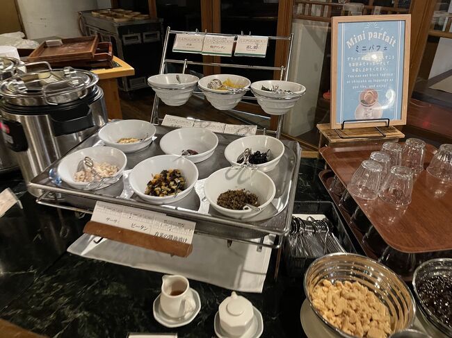 タブレットで好きなものを注文します。お粥やサラダ・スープ・デザート・ラーメンなどは自分で取りに行く行くスタイルです