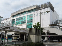 ＪＲ小田原駅。かっこいいですね。36分あるので、ちゃちゃっと駅前を。