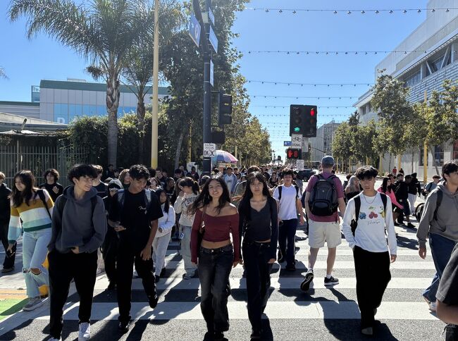 サンタモニカ高校の下校時間に遭遇。<br />皆カジュアル。