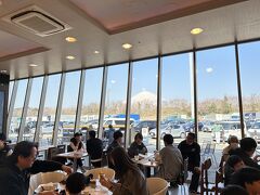 フードコートの全面ガラスからも富士山。