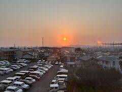 おはようございます。6:23　窓の外をのぞいたら日の出が～。