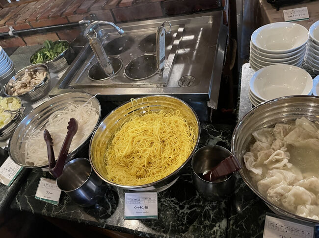 ラーメンとフォーにワンタン。