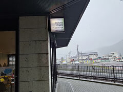 駅に併設の
弁当カフェこだま
ちゃんとした駅弁と、しっかりしたサンドイッチやおにぎりを食べたい場合は、
ここで買うといいかも。
