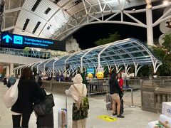 上海プドン経由で、デンパサール空港へ。
事前にVOAを申請していたので、着陸後待ち時間なしで入国できました。
到着が夜中だったので、事前にKK dayで迎えを頼んでいました。遅い時間帯のクタへの送迎で2,500円ほど。
空港外出てすぐにミーティングポイントがあります。

ちなみに、空港で少し両替しましたが、1,000円=950,000ルピーとレートは良くなかったです。夜中でも両替できました。