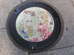 柏高島屋前の市制施行70周年記念のベルサイユのばらデザインマンホール