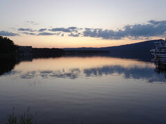 だんだん陽がくれてきました。湖は素晴らしい景色になってきたので、みなさん写真を撮っていましたよ。この時で、19時過ぎです。