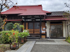 向福寺
　JR鎌倉駅から徒歩約18分のところ住宅地の中にある時宗の寺院です。
　この寺院は、1282年に一向俊聖上人により開山されたとのことです。
　一向俊聖は踊念仏で教えを広めた僧で、時宗の開祖一遍と同時代の人物
　です。