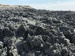 次は黒い砂浜があるという「砂の浜」にやってきました。
真っ黒でゴツゴツとした溶岩。