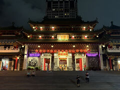 高雄旅行１日目、愛河のナイトクルーズを終えた時刻は19時頃。
次に向かった先は三鳳宮。
