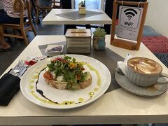 プラマバス停留所近くのEdgy chef cafe & dinerで朝ごはんをいただきました。
カフェラテと合わせて140,000ルピー。