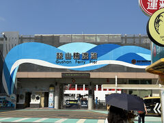 正面に駅が見えますが、入り口は手前の左手。
地元のおじさんの指示に従い入場。
