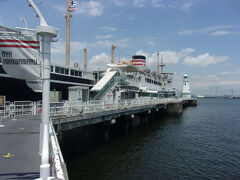 山下公園の東端の海辺に固定係留されているのが、戦前からの貨客船「氷川丸」。

氷川丸は、1930（昭和5）年4月に地元、横浜船渠（現・三菱重工業㈱）で竣工し、日本郵船の定期船として横浜港から北米シアトル湊への航路に配船された。