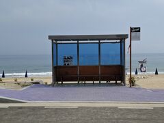 ここです！

BTSのアルバムのジャケ写となったバス停！
初日のトッケビのロケ地といい、ミーハーな私達の
ためにわざわざ連れて来てもらいました♪