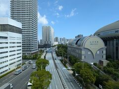 そして、有明スポーツセンターの前を通ります。
ちなみに、ここは江東区に当たります。この時のガイドの方もおっしゃっていたと思いますが、意外と有明や台場のあたりの区をきっちりと分かっていない人も多いのですよね。(私もざっくりとした理解ですし。)
区の分かれ方はお台場海浜公園のあたりが港区であとの埋め立てエリアは江東区が大部分を占めています。
なお、晴海・勝どきエリアは中央区です。