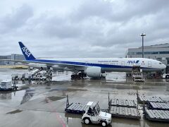 ■羽田空港第2ターミナル (東京都大田区)

PBBから隣に止まっていたボーイング777-300ER(77W)をパシャり。流石、77Wはとても長い機体ですね。

この後は日本に入国せずに乗り継ぎですが、次に乗るのが77Wなので、楽しみです。