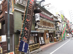 通りの名前の由来は 
落語の寄席「末広亭」
　
歴史を感じる この重厚感は 
いつ来ても変わらないな
　