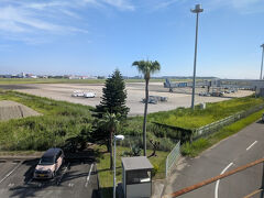 あっという間に宮崎空港に到着です。
滑走路が遠くに見えてきました。
南国っぽい感じがしますね。
電車の窓から、こんな景色が見れるなんて。
羽田空港は、東京モノレールも京浜急行も地下駅だもんね。
それにしても、天気がいいなぁ～。