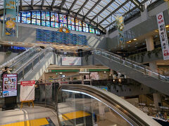 宮崎空港は何とも南国っぽいね。
中央部分は吹き抜け、開放的な雰囲気がいいね。
真夏はかなり暑くなりそうだけど。
冷房代がかなり必要になりそうですね。