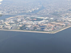 ついつい、居眠りしたら、「投機は着陸態勢に入りました」だって。
あれ、あそこに見えるのは、ネズミさんの王国ですねねずみ
全く興味はないけどね。
しかし、大きいなぁ～。
たまに山手線内でバカでかいお土産袋を持っている人を見かけますよね。
儲かっているんだろうなぁ～。