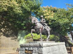 加藤嘉明公騎馬像の前を通り