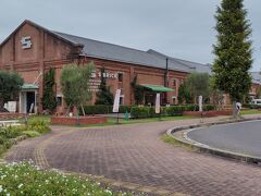 同じ敷地にイオンスタイルやエディオンがありそこの駐車場に停めるのがいいみたいです。
イオンスタイルなら初めの2時間無料です。
エディオンなら1時間無料です。