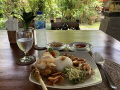 ラカレケというレストランでナシチャンプルをいただきました。合計77,000ルピー
店員さんがフレンドリーでよかったです。
庭にマンゴスチンの木がいくつかあり、シーズンになるとタダでマンゴスチンが食べれるとのことでした。羨ましい！！