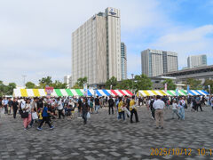 『花の広場』でも各社のテントが並びます。