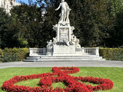 王宮の庭園にある、モーツァルト記念像