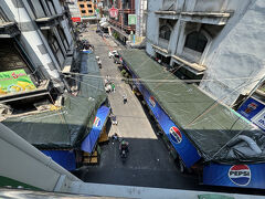 12:58　BTSプロンポン駅下車。ホテルに徒歩で向かいます。
下に見えるはイムちゃん。