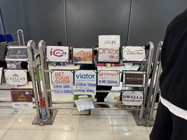 4番出口過ぎたところはエアポートホテルらしきものが多数。