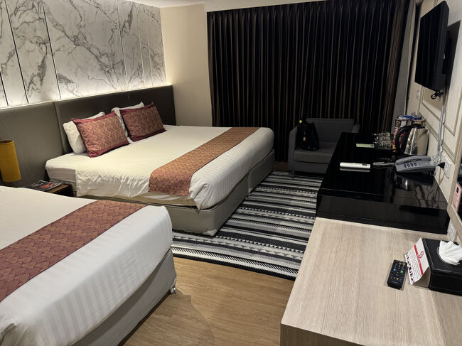 部屋に入室。ダブルベットとシングルベットの広い部屋でした！