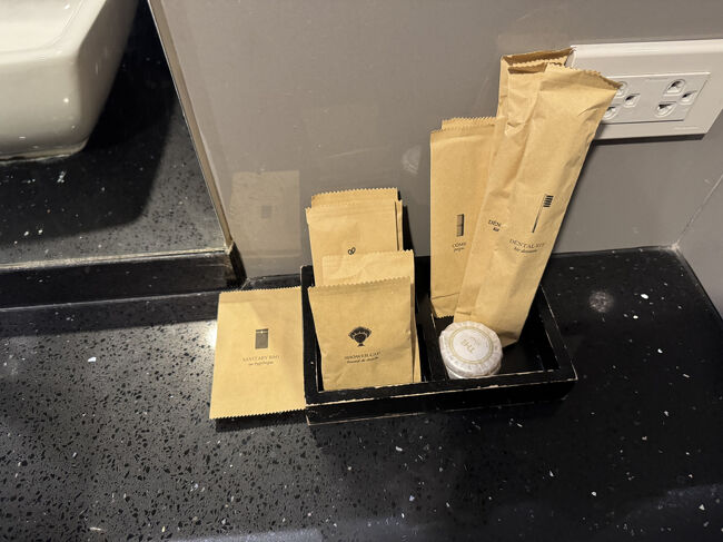 アメイティ。歯ブラシセット3つあったので3人用の部屋なんでしょう。