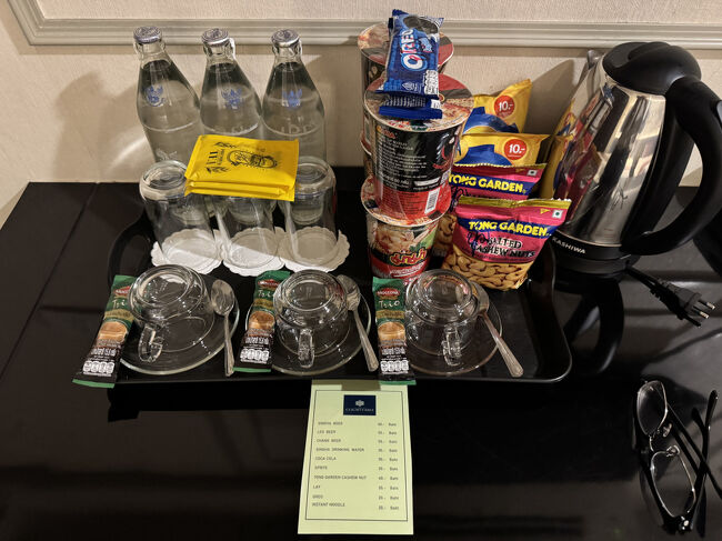 カップ麺、お菓子、ミネラルウォーターも完備。