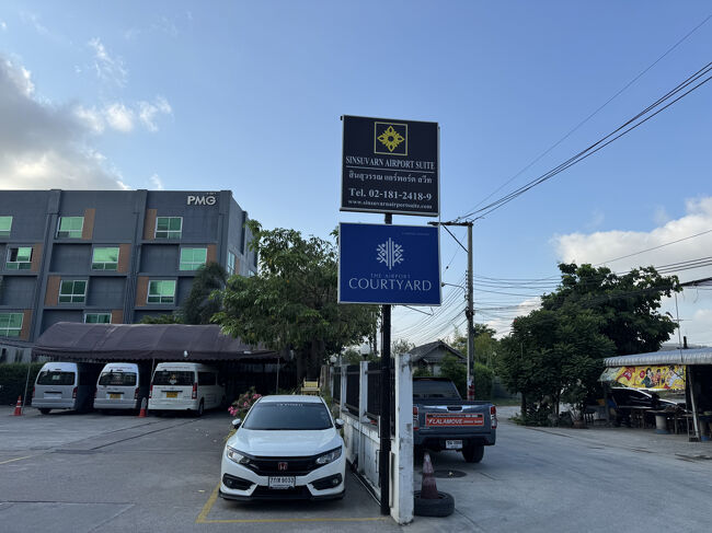 出口にはホテルの看板が2つ。<br />上が予約したホテルで下は部屋の値段表に書かれていたホテルです。2つの名前で営業しているのかな。