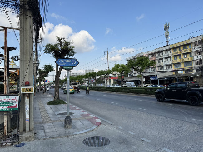 大通りに出ました。ここはソイ30。<br />左折して空港と反対側に歩きます。