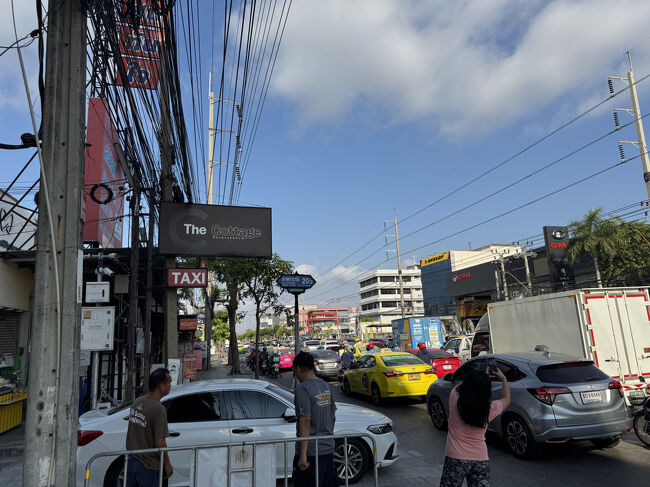 以前宿泊したザ・コテージの入口のソイ20まで来ました。