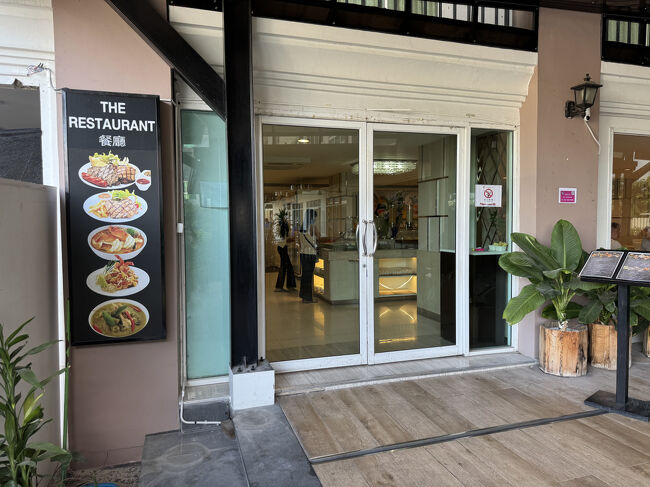 08:50　朝食を頂こうとレストランに入るとフロントで朝食券をもらってから来てと言われました。