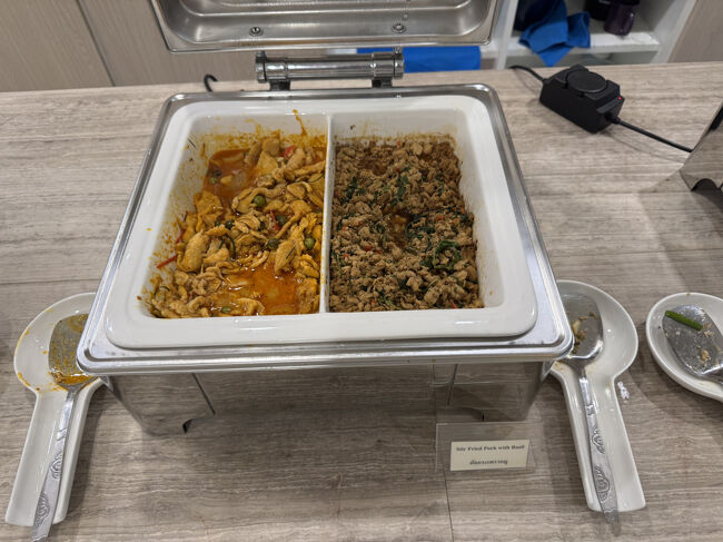 朝食を頂きます。<br />ガパオライスの素、おいしそう。