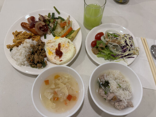 と言うわけで、ガパオライス目玉焼き付き、野菜炒め、おかゆなどとなりました。<br />ライブキッチンがなく卵料理や麺料理を楽しめませんが、そのほかは良かったです。